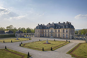 Le château de La Motte-Tilly et sa cour d'honneur